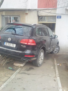 Un Volkswagen s-a izbit de un imobil, pe strada Cutezătorilor